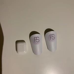 Mini benskydd - Säljer dessa minibenskydd för ett riktigt bra pris. De känns knappt under användning och är inprincip viktlösa. Helt nya, cond 10/10. Nypris 349! Hör av er vid minsta fundering//Vilmer