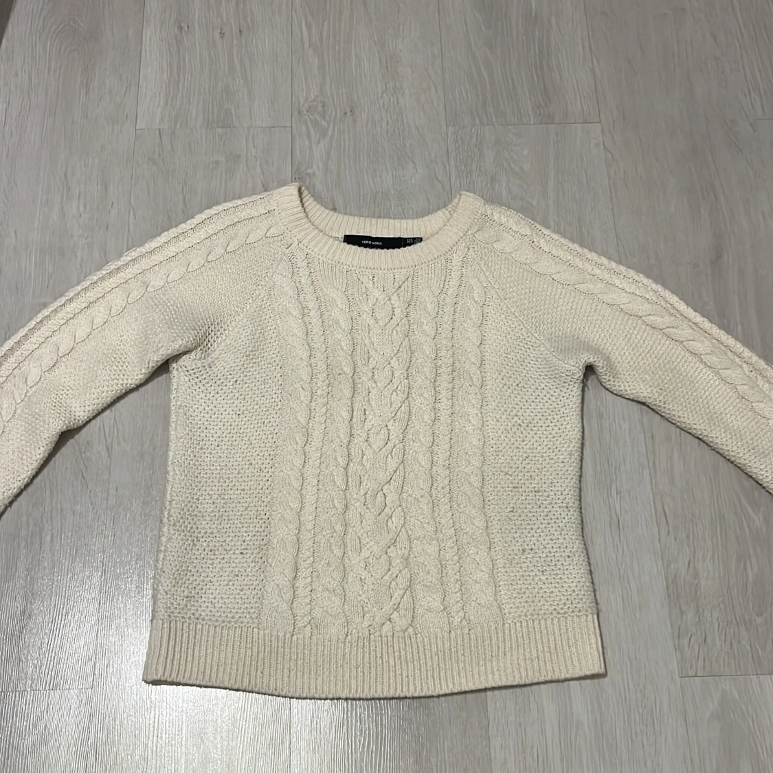 Beige stickad tröja från Vero Moda