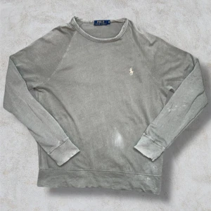 Polo Ralph Lauren Tröja - Grå Polo Ralph Lauren tröja. Storlek M. Okej skick, defekter syns på bilderna.  Postar alltid inom 24h och priset kan diskuteras vid en snabb affär!