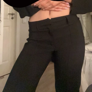  Kostymbyxor - Säljer ett par så så fina kostymbyxor ifrån Madlady i storlek 32 Regular, jag är ungefär 165 cm lång och har vanligtvis storlek 34 i byxor och tycker att dem passar perfekt! Säljer för använts få gånger  och mycket bra skick så känner alltså för att få dem sålt och hitta ett par andra! Därför har jag valt att sälja för 400kr och köptes för 649kr! Skicka vid fler frågor eller bilder, sitter precis som på bilderna annars är det bara att köpa🩷💗🛍️