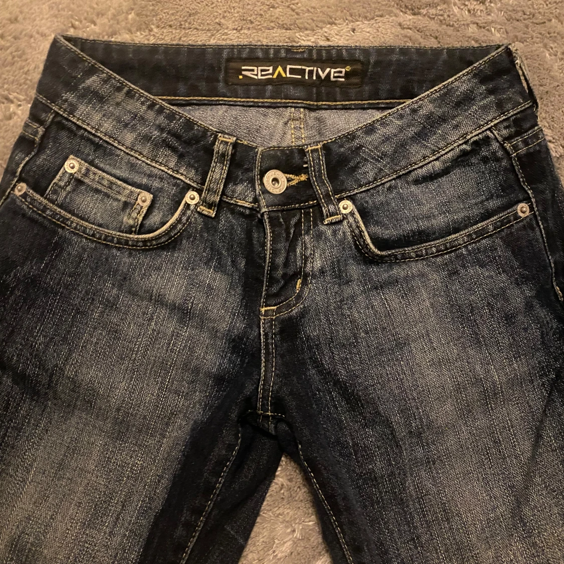 Low waist bootcut jeans från Reactive  - 91