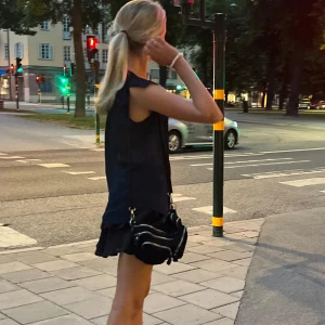 Blå volang topp - Blå volang topp, har på mig den på de första två bilderna tillsammans med en kjol! Inga defekter💓