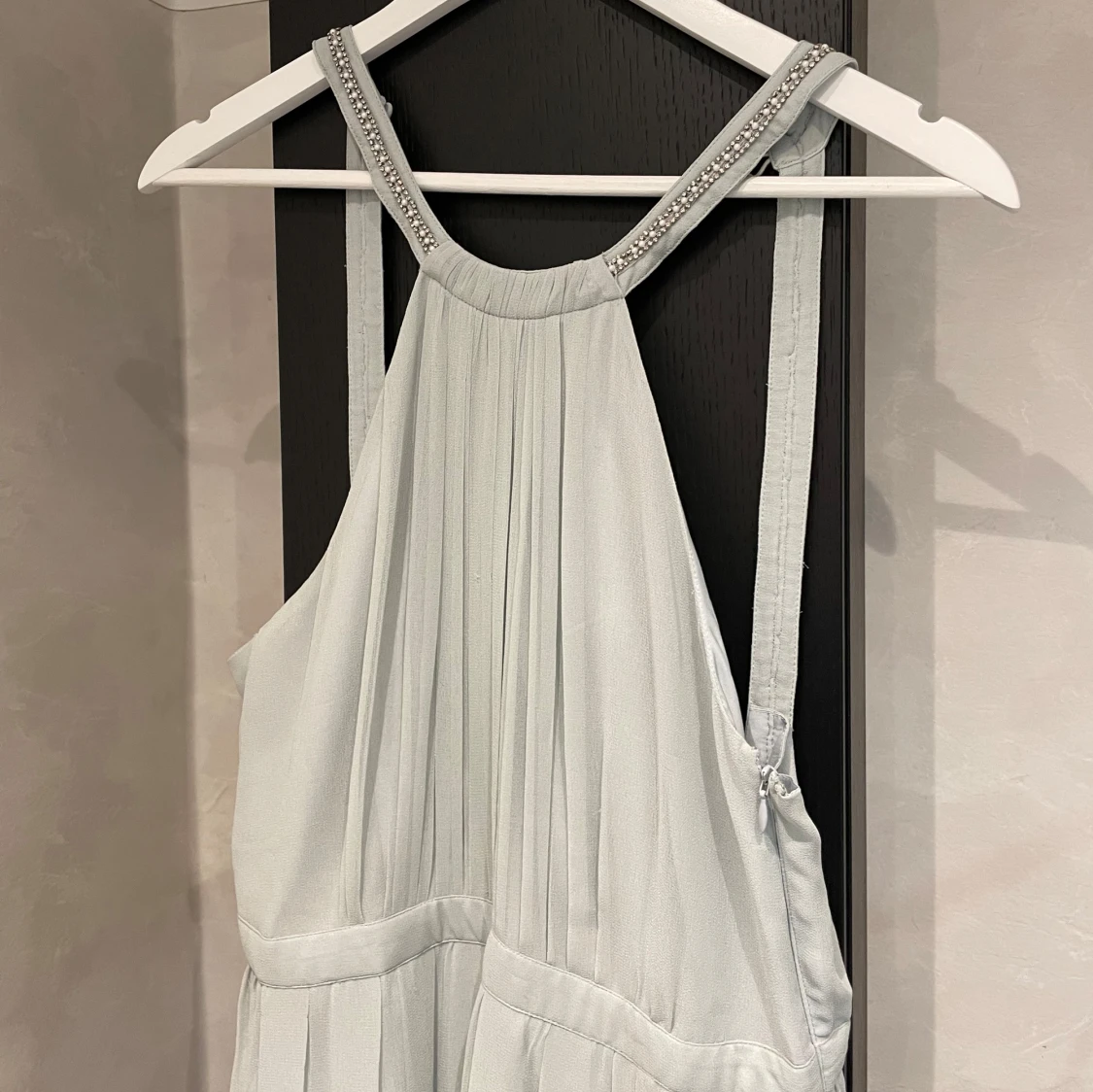 Ljusblå balklänning med pärldetaljer - 2