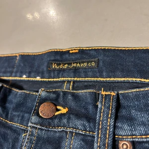 Mörkblå jeans från Nudie Jeans - Säljer dessa mörkblå jeans från Nudie. Nypris 1600. Vid minsta lilla fråga skriv👍