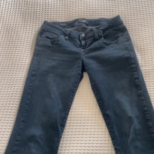 Svarta jeansbyxor från LTB - Säljer mina svarta ltb jeans. Typ aldrig använda och är o bra skick 