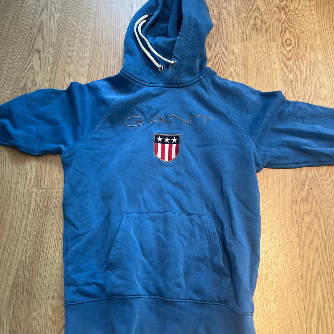 Blå hoodie från GANT