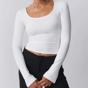 topp från gina - Säljer min vita soft touch topp från ginatricot, knappt använd i jätte fint skick!Inte mina bilder kom privat för egna!💌