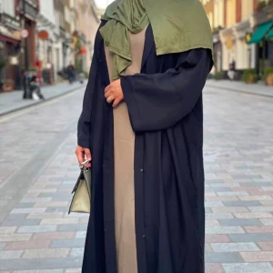 Dubai abaya black  - Vi har sänkt priset till vårt lägsta – fasta priser gäller, inga bud! Perfekt för dig som vill ha en stilren och sofistikerad abaya av hög kvalitet.  📌 Ingår i setet: ✔️ 3 delar: Abaya, svart chiffonghijab & bälte ✔️ Exklusivt tyg, tillverkat i Dubai 🇦🇪 ✔️ Finns i flera storlekar  📏 Storlekar & lagerstatus: 🔸 54 (137 cm) – 4 kvar 🔸 56 (142 cm) – 3 kvar 🔸 58 (147 cm) – 3 kvar  📩 Skicka ett meddelande med önskad storlek, så skickar jag storlekstabellen för bästa passform!  ✨ Mitt företag – Nooralanna 