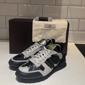 Sprillans nya Valentino Rockrunner - Riks feta Valentino Rockrunners som är helt nya. Box, kort, extra snören och dustbag medföljer. Storlek 40 men passar 41 - 42. Kom med bud!