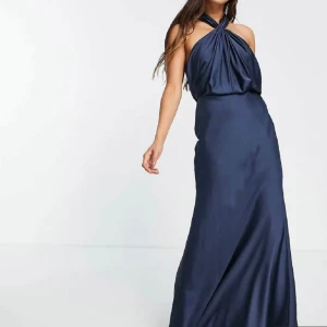 Balklänning ifrån Asos  - Mörkblå klänning ifrån Asos. Har kvar prislappen på klänningen och nypris är va 1595kr🤗