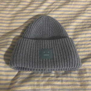 Mössa - Köpt på Vinted och svårt/kan inte bedöma äkthet, därav priset. Pris kan diskuteras vid snabb affär!