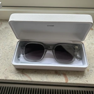 CHIMI 04 Grey  - Jätte snygga skolglasögon från chimi som är i färgen grey och modellen 04. Säljer då de är lite för stora och jag har därav knappast använt dem. Tillhörande fodral kommer även med. Skriv privat om det är något du undrar över💕