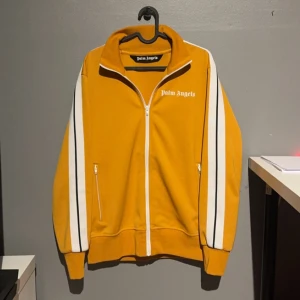 Palm angels tröja - Säljer en snygg gul tröja från Palm Angels då jag känner att de inte är min stil längre det är en otroligt fin färg speciellt nu till sommaren pris kan diskuteras vid snabb och smidig affär mvh Axel storlek L sitter som L ska göra 