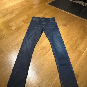 Blå jeans från Replay 152  - Snygga blå jeans från Replay med en super slim passform. Perfekta för en stilren look. Klassisk design med fem fickor och dragkedja.