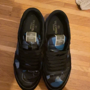 Valentino rockrunner  - Ett par valentino rockrunner i stl 44, skick 10/10 i princip oanvända pris kan diskuteras. Hör ev er vid funderingar!