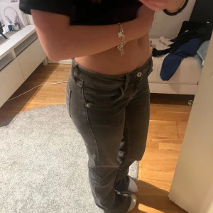 Grå jeans med bootcut - Snygga grå jeans med bootcut-stil och låg midja. 