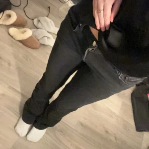 Svarta low/midwaist jeans - Svarta low/midwaist flare jeans från bikbok i modellen JP Low Flare 980 strl S/31💕 Skriv för fler bilder🙌🏻