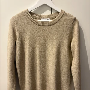 Beige stickad tröja - Stickad tröja från Vila, väldigt mjukt och fint material💞