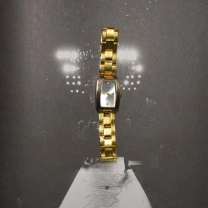 Guldfärgad klocka med länkarmband - Skick: bra Armbandslängd: 16 cm status: funkar