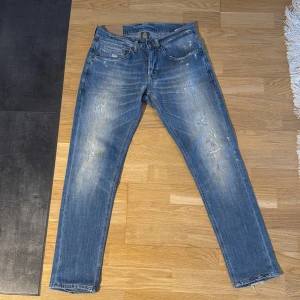 Dondup jeans med slitningar - Säljer ett par blåa Dondup jeans med slitningar i strlk 31. Mycket bra skick. Passar någon som är 173 cm