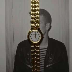 Guldfärgad klocka - Skick: mycket bra Armbandslängd: 22 status: batteri behöver bytas