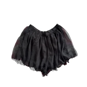 Svart chiffongkjol - Elegant svart chiffongkjol med volangdetaljer. Perfekt för att skapa en chic look.