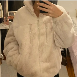 Beige teddyjacka med dragkedja - Mysig beige teddyjacka med dragkedja🤍 I nyskick!!