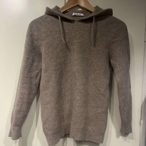 Cashmere Hoodie - Cashmere Hoodie | Skick: 9/10 | Storlek: XS | Pris: 699kr | Pris kan diskuteras | Hör av er vid mer frågor | Mvh Leon