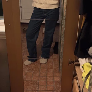Blå jeansbyxor - Säljer mina super snygga men basic jeans från nakd! Använda 3-4 ggr så de är i nyskick🤩 nypriset är 600kr, priset kan diskuteras💕