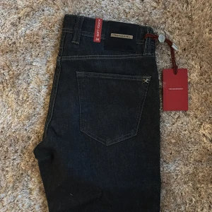 Helt nya tramarossa jeans - Helt nya tramarossa jeans med tags och dustbag, storlek 34 och såklart äkta!