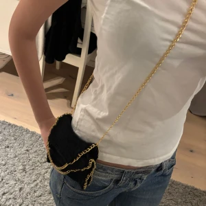 Svart virkad axelväska med guldkedja - En jättesnygg virkad Stella McCartney väska som jag har virkat själv.  Passar perfa till en ute kväll och man får med riktigt mycket i den även om den ser liten ut!!