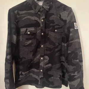 Moncler  - Moncler overshirt. Passar xs/s. Skick 9/10 väldigt fint. Pris 1690.