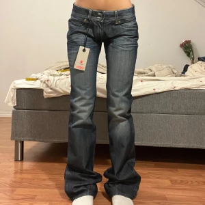 Jeans   - Midjemått: 39cm, innerbenslängd: 92cm. Ny med lappar 🩷