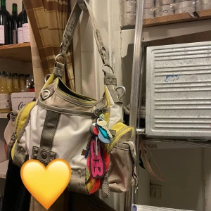 Vit och gul axelväska med detaljer - säljer min älskade gg&l väska då jag tyvärr har för många! Perfekt storlek för fest eller vardag, väskan är i gott skick ❤️