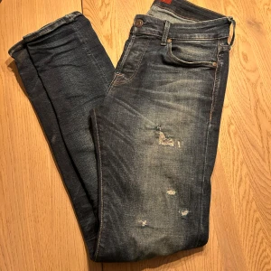 Jack and Jones jeans  - Jack & Jones jeans i storlek 29/32 i färgen blå.kag säljer för 349kr.