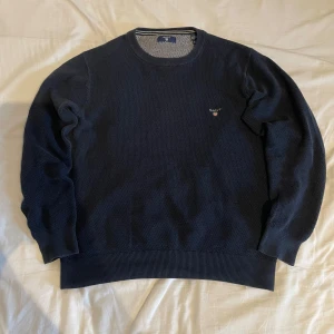 Ny Gant Tröja - Säljer en jättefin gant tröja som aldrig används, ksk använd 2 gånger men superbra skicka. Finns inga tecken på användning. Storlek 158/164. Färg svart typ blått. Nypris runt 1000kr. Vårt pris endast 239kr. Kom pm om ni har funderingar elr frågor!