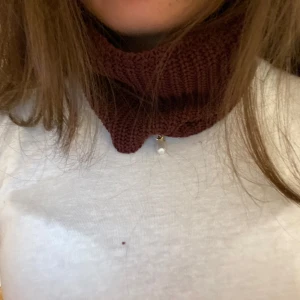 Vinröd buff - Säljer en jättefin och bekväm ribbad buff i vinröd!! Skriv för frågor eller flera bilder❣️