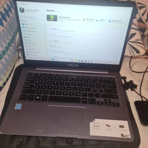 ASUS VivoBook Laptop E406MA - Säljer en ASUS VivoBook Laptop E406MA med Intel Pentium Silver N5000 CPU och 4GB RAM. Perfekt för vardagligt bruk och studier. Lätt och smidig design med en stilren grå finish. Skärmen är 14 tum och datorn har Windows 10 Home installerat. Perfekt för dig som behöver en pålitlig och prisvärd laptop.