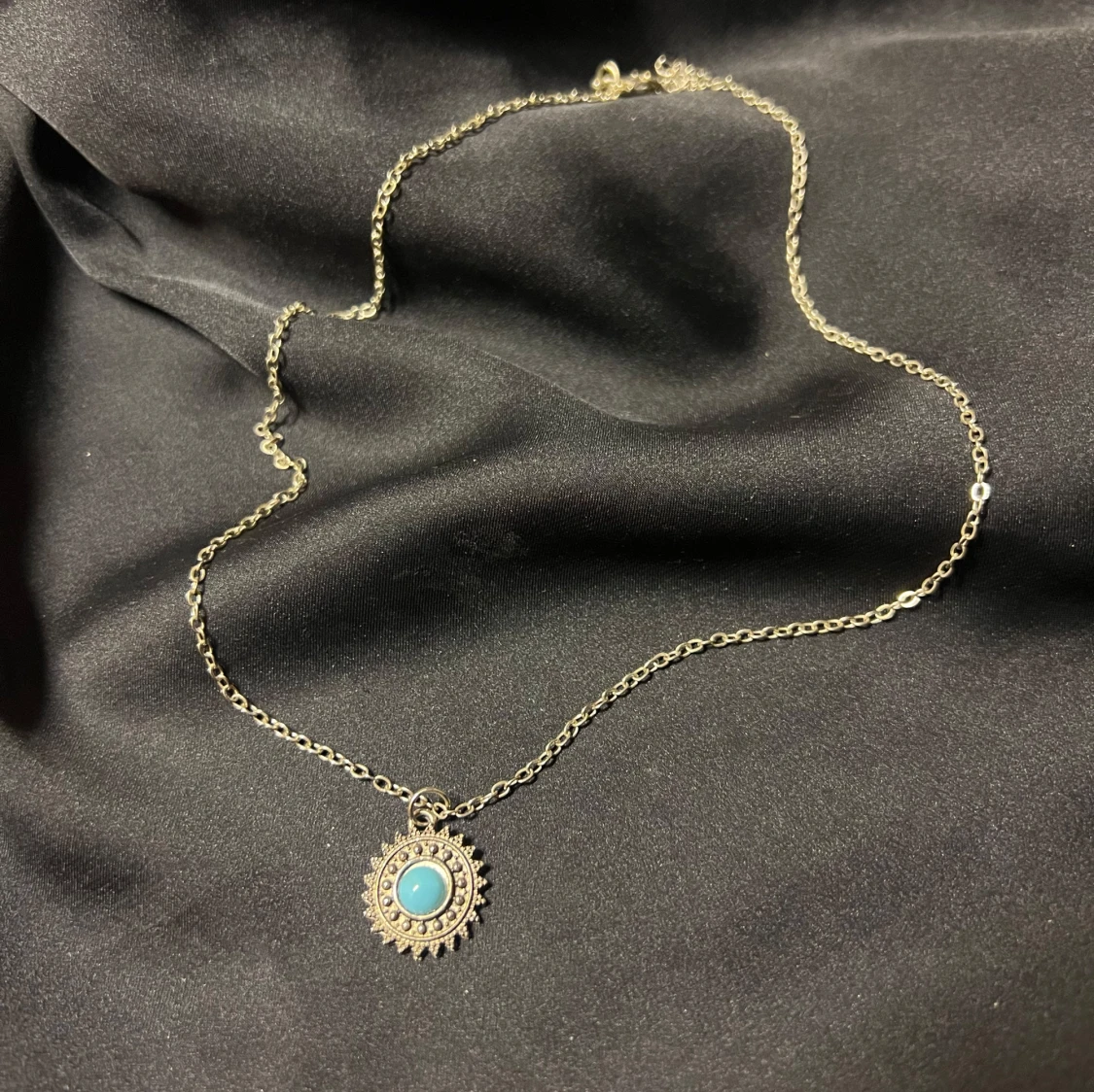 Halsband med turkos hängsmycke