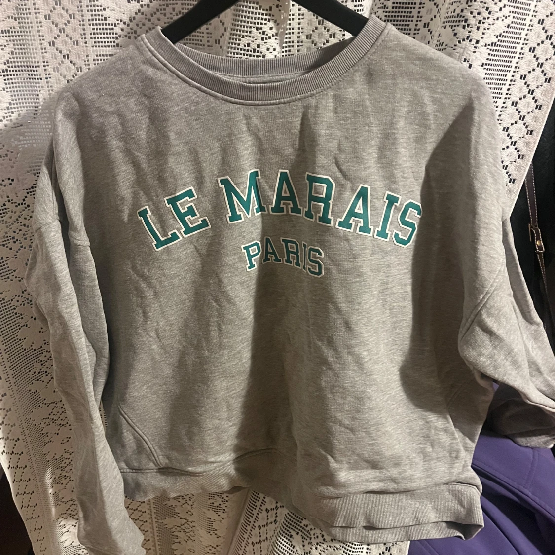 Grå sweatshirt med text