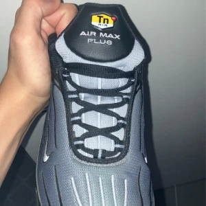 Nike Air Max Plus III - Säljer mina otrolig fina och fräscha Nike Air Max Plus III pga har skaffat nya skor. Dessa är använda sparsamt under en kort period. Kvitto skickar jag med på köpet. Jag kan gärna mötas i Västerås, eller frakta spårbar. Pris kan diskuteras. Bara att höra av sig kring frågor och funderingar! 