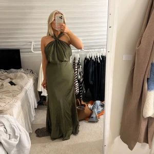 Balklänning - Superfin mörkgrön/ kahki/oliv klänning från asos  perfekt till balen, storlek s aldrig använd av mig men köpte begagnad, mycket väl omhändertagen, säljer då jag hittat en annan klänning till min bal ❤️ nypris 1300kr,