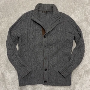 Stickad Massimo Dutti kashmir cardigan - Tja! Säljer denna snygga stickade grå cardigan från Massimo Dutti i kashmir och ull! Cardiganen är i fint skick! Size L men passar bättre på M, modellen på bilden är 182cm lång ish. Skriv vid funderingar! 