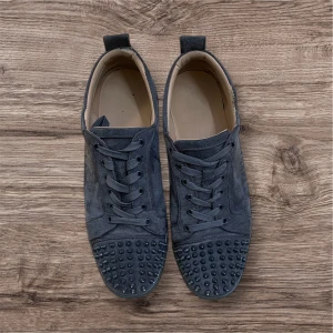 Skor från christian louboutin - Jag säljer ett par christian louboutin i färgen grå, ändå hyfsat nya lite smutsiga men går o fixa 