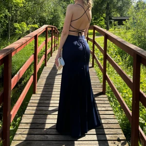 Balklänning  - Säljer nu min balklänning från min studentbal 2024. Superfin med snörad rygg, kommer bara inte komma till användning. Köpt för 3900kr, ej kemtvättad