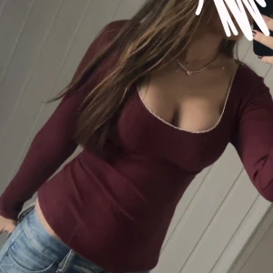 Vinröd tröja - Säljer min vinröda tröja med vita spets detaljer