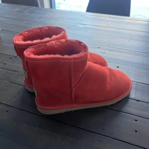 Röda UGG boots - Säljer ett par röda UGG boots. Använt dom två gånger