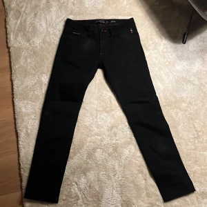 Svarta byxor från Philipp Plein - Säljer nu mina riktigt feta Philip plein jeans då dom inte passar mig längre, köpta på nk för 4000kr. Stilrena och snygga jeans som passar till de mesta. Passar mig perfekt som är 180 och väger 62 kg med en liten tajtare passform