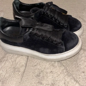  sneakers Alexander McQueen - Säljer dessa sååå snygga sneakers från Alexander mcqueen då dem inte kommer till användning. Köpta från Vestiaire för ca 2 år sen. Har också skolådan till skorna💕💕💕