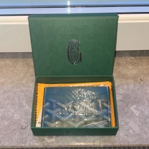 Grön plånbok - Snygg grön plånbok helt ny med ett ikoniskt mönster. Kommer i en elegant grön låda med märkets logotyp. Perfekt för att hålla dina kort och kontanter organiserade.
